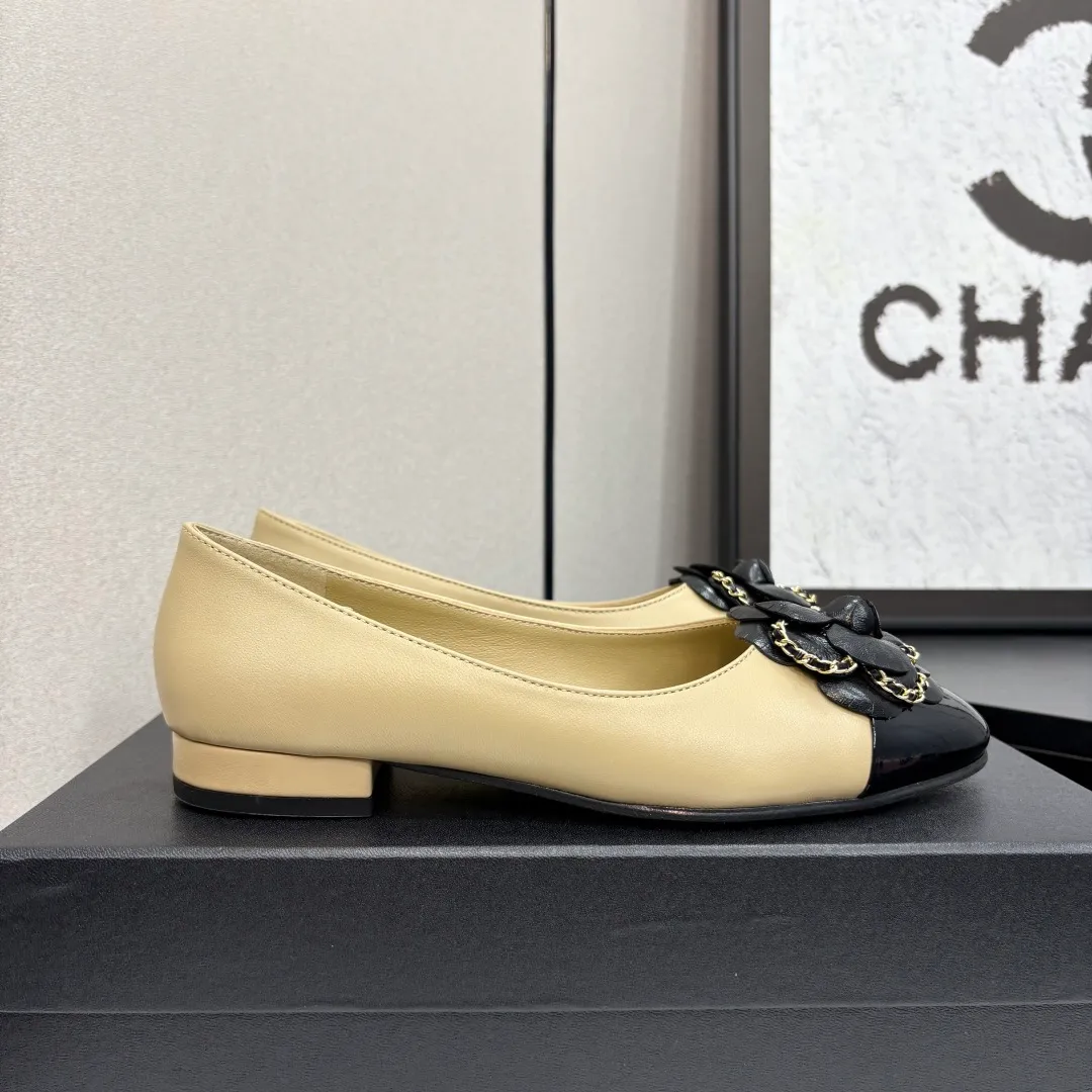 👟👟Ex-factory price 580👟👟 CHANEL｜Chanel Chanel 25C early spring new product Camellia series flat shoes This season’s Camellia series is really beautiful😍 Grandma Xiang’s family has always been elegant and ladylike, full of high-end sense! It’s very nice on the feet~ Whether worn barefoot or paired with skirts or trousers, it’s very versatile! Incomparably beautiful! Extraordinarily fairy 🧚 Overwhelmingly girly‼ ️ The upper is made of imported lambskin, the lining is made of mixed sheepskin, and the Italian A-grade leather outsole Size: 35-39 (40/41 customized)